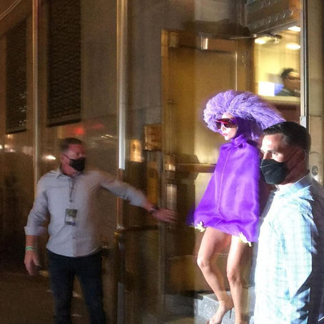 Lady Gaga veste alta-costura da nova coleção de Valentino