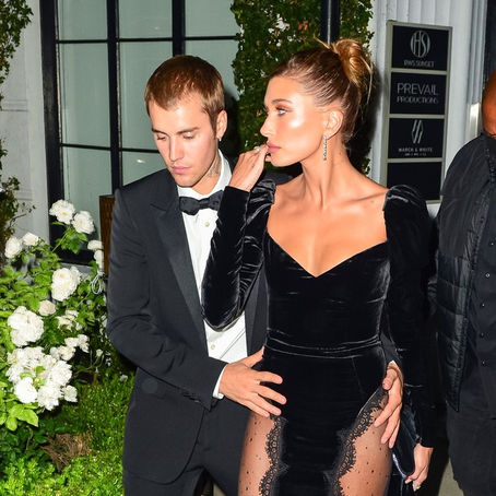 Estamos babando pelos looks de Justin e Hailey Bieber em evento de gala