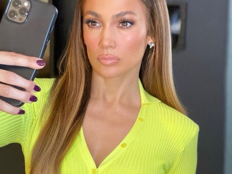 Jennifer Lopez aposta no neon e prova que o tom está de volta