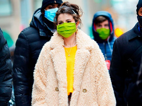 Selena Gomez ensina a usar tons claros no inverno