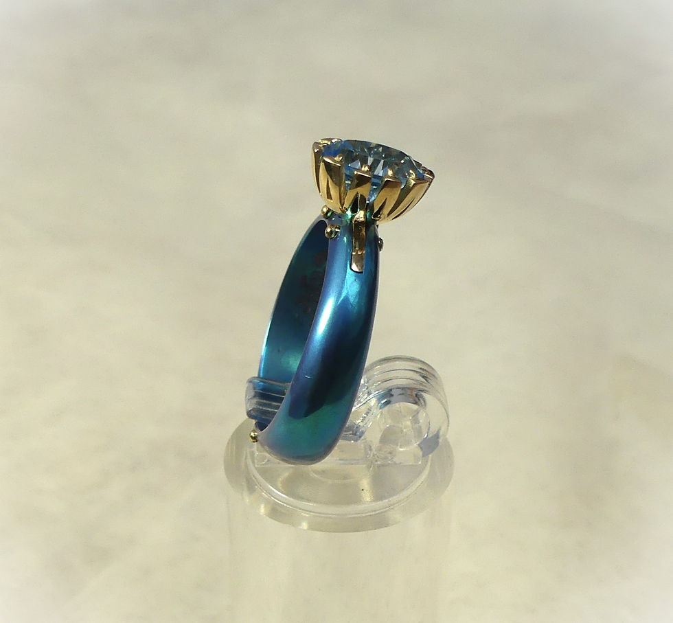 Miniaturbild: Ring aus himmelblauem Topas, Titan und 18k Gold