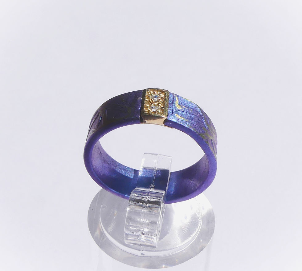 Miniaturbild: Ring aus blau Titan, mit vergoldeten Sterling-Silberbarren und 2 Zirkonen