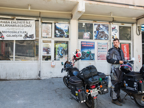 Le garage de Murat et Tolga