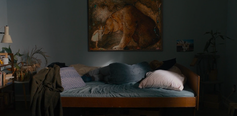 Dani (Florence Pugh) sur son lit après la mort de ses parents dans Midsommar d'Ari Aster.