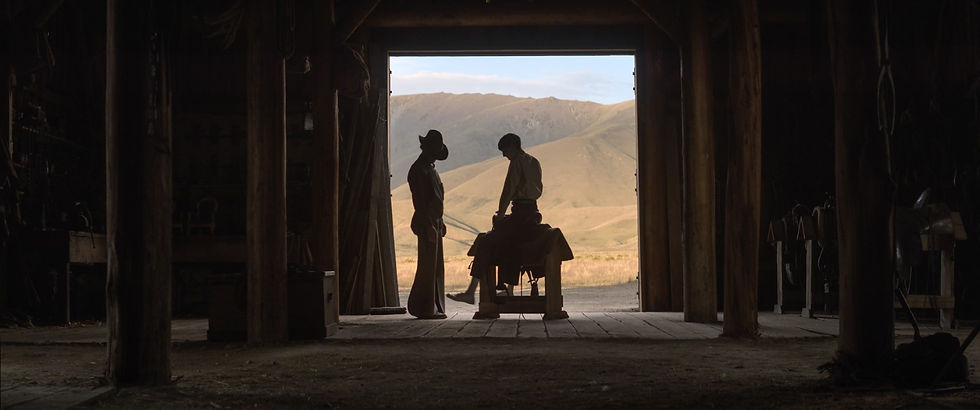 Kodi Smit-McPhee et Benedict Cumberbatch dans The Power of the Dog de Jane Campion.