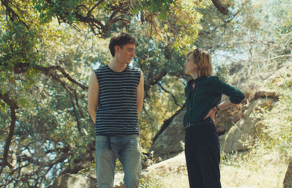 Nathalie Adler (Isabelle Carré) et Albert (Théodore Pellerin) dans La dérive des continents (Au Sud) de Lionel Baier.