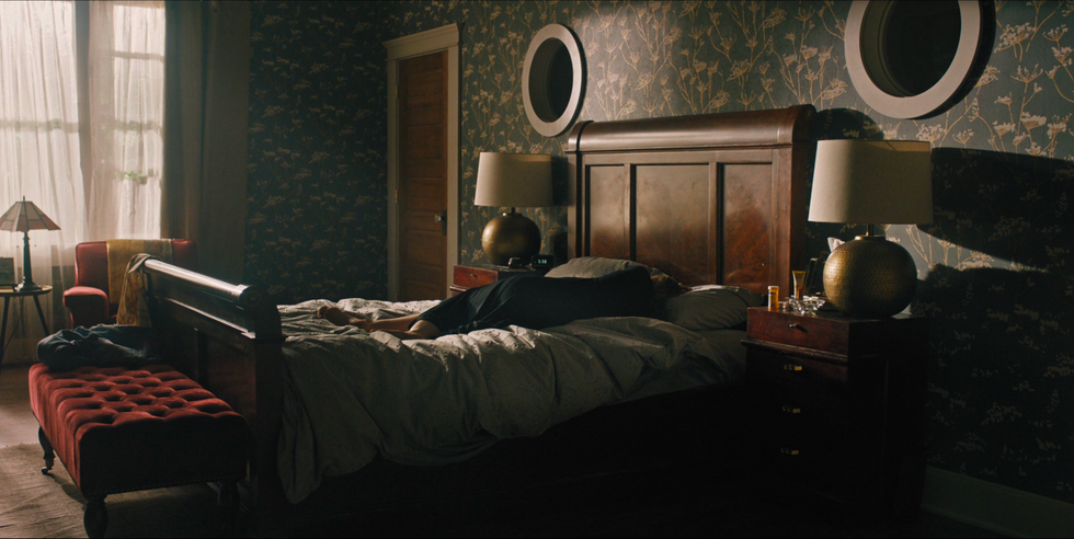 Annie (Toni Collette) sur son lit après la mort de Charlie dans Hérédité d'Ari Aster.