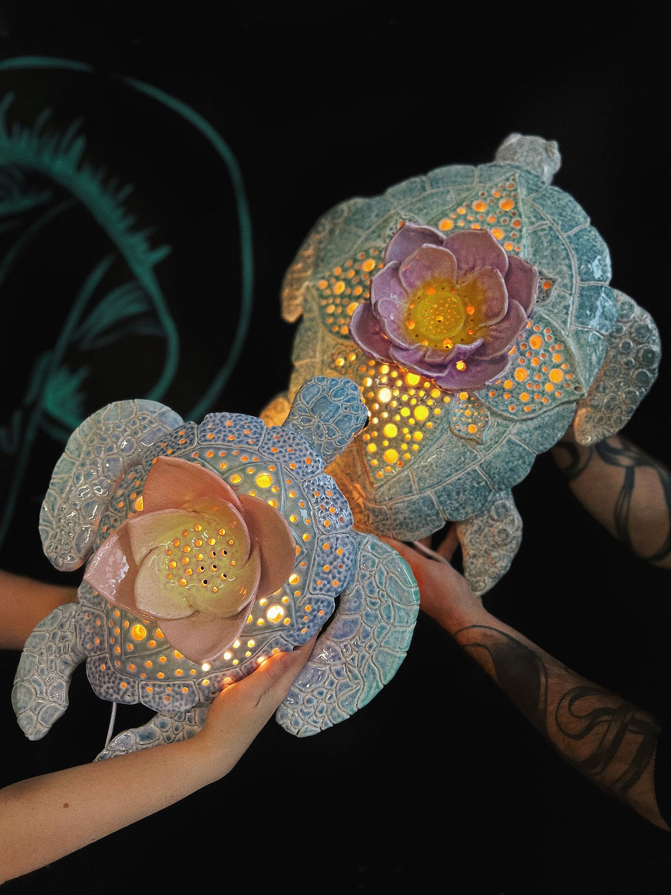 Настінний світильник черепаха створений на майстер-класі по кераміці в студії kust