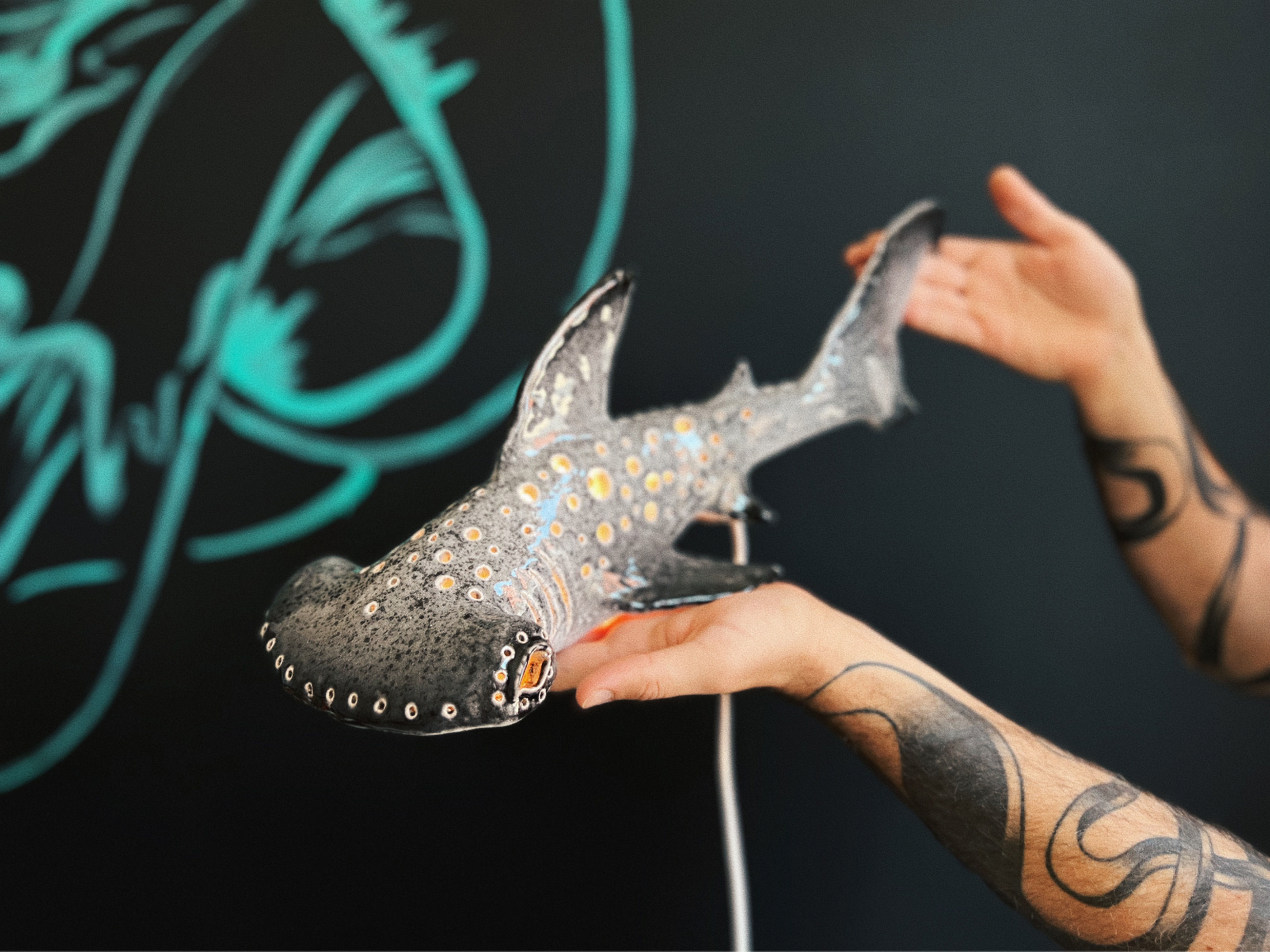 Керамічний світильник у формі акули молота створений на майстер-класі в студії кераміки KUST