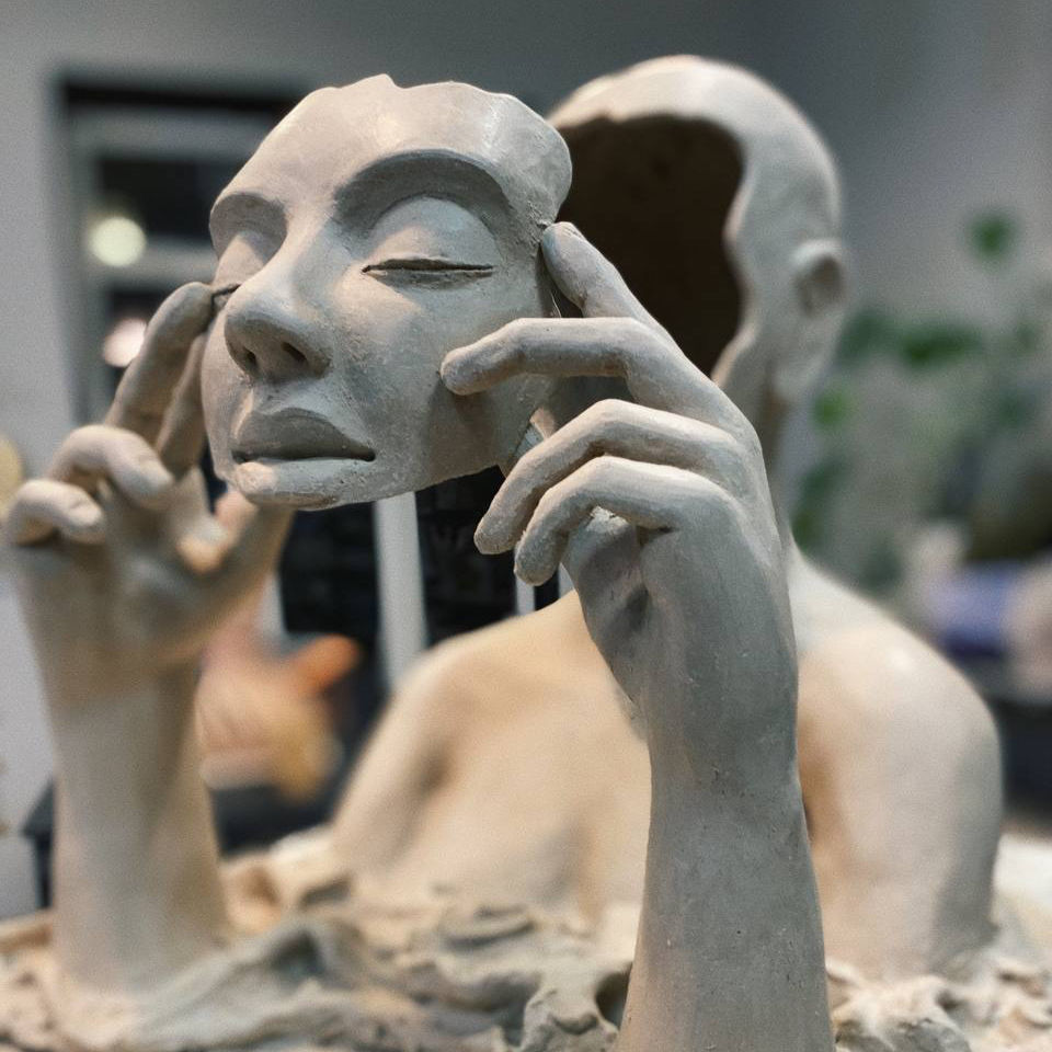 Прев'ю: Навчитись ліпити з глини як професіонал на курсі кераміки. Скульптури, світильники, панно, вази та багато всього іншого