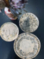 Керамічний посуд з відтинками рослин та розписом створений на майстер-класі студії кераміки KUST