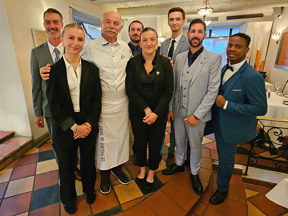 Le chef avec son équipe en salle