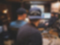 Мужчины, работающие в студии звукозаписи
