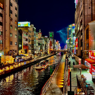 Dotonbori district in Osaka bij nacht met neonreclames en kanaal