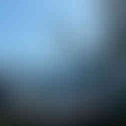 Uitzicht op de stad Atami met palmbomen en bergen op de achtergrond