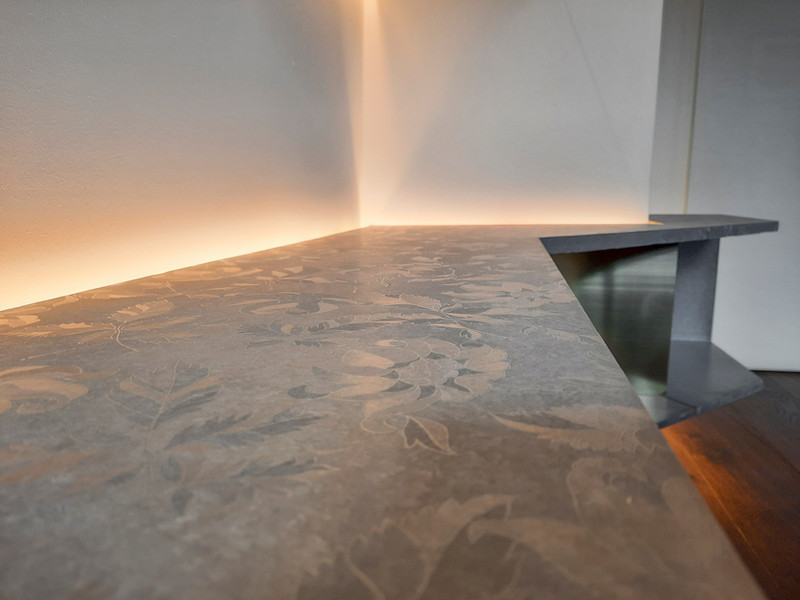 Betonregal mit floralem Muster