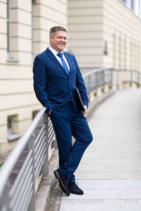 Bewerbungsfoto hochwertig Business Fotografie Mitarbeiterfotos Unternehmensfoto Buisnessporträts Mann Dresden Pirna und Umgebung