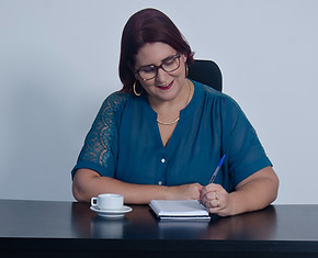 vaso de planta branco, com trigo amarelo.