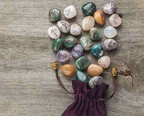 pierre-de-rune-futhark-l-ancien-ensemble-pierres-gemmes-naturelles-vieilles-avec-sac-d-ami