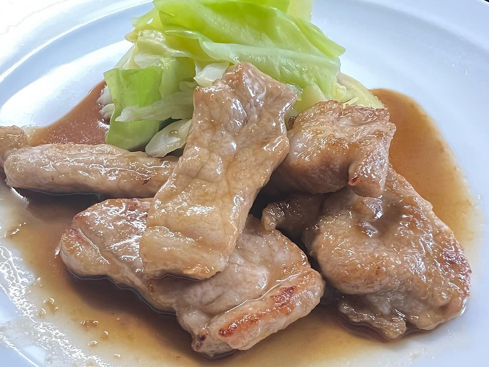 ポークロース肉の黒酢生姜炒めキャベツ添え