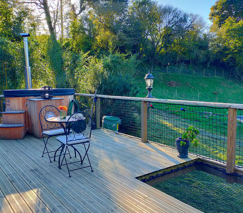 Hébergement insolite, nuit en bulle ou en cabane, cabane dans les arbres, La Roche Maurice, Finistère, Bretagne, France, romantique, couple, amoureux, jacuzzi, spa, bain nordique, cocooning, détente, bien-être, massage, relaxation, soins, nature, champagne, fruits de mer, charcuterie fromage, petit déjeuner, fait maison, pas cher, petit prix, soirée, weekend, vacances