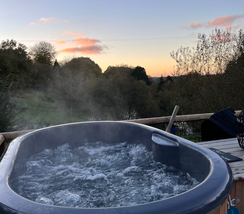 Hébergement insolite, nuit en bulle ou en cabane, cabane dans les arbres, La Roche Maurice, Finistère, Bretagne, France, romantique, couple, amoureux, jacuzzi, spa, bain nordique, cocooning, détente, bien-être, massage, relaxation, soins, nature, champagne, fruits de mer, charcuterie fromage, petit déjeuner, fait maison, pas cher, petit prix, soirée, weekend, vacances