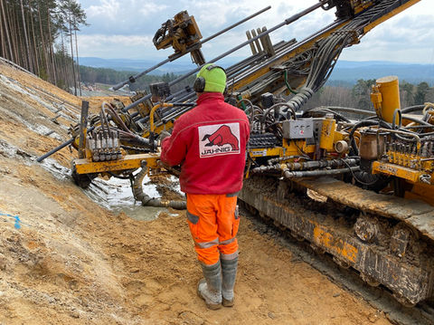 Jähnig GmbH Baustelle in Thurnau Durchführung einer Böschungssicherung mit Stahlgitternetz und Erosionsschutz sowie Fels- und Stahlnägeln