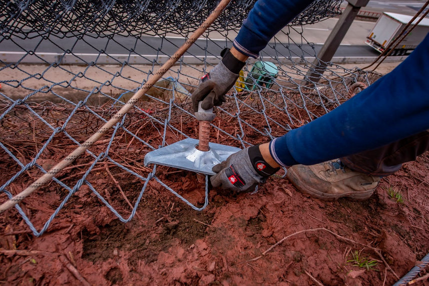 Detailaufnahme einer Ankerplatte für einen Steinschlagschutzzaun an der BAB A8