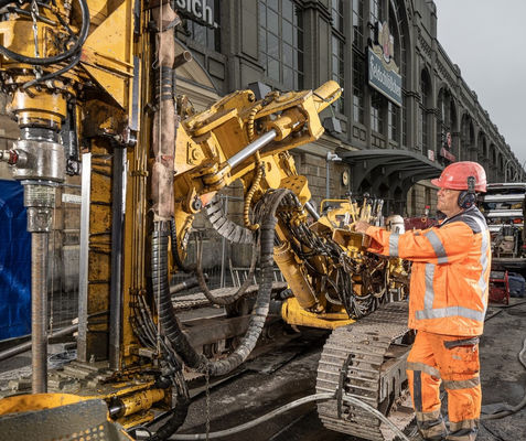Vor dem Hauptbahnhof in Dresden führt ein Mitarbeiter der Jähnig GmbH Bohrungen aus.