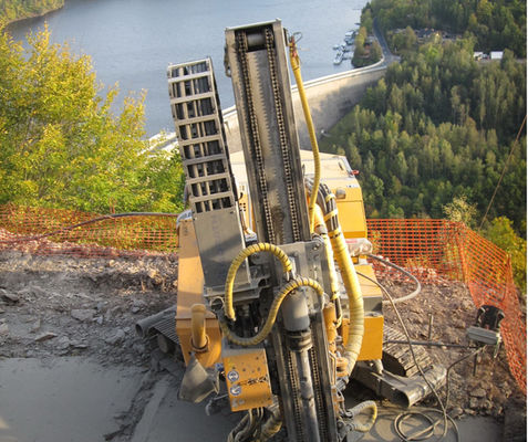 Ein Gerät der Jähnig GmbH bohrt Mikropfähle.