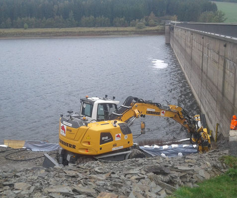 Die Jähnig GmbH führt Bohrarbeiten zur Verstärkung einer Gründung neben einem Gewässer aus.