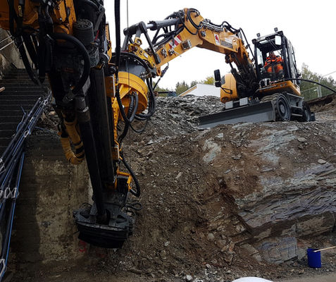 Mit einer der Jähnig GmbH wird eine Bohrloch zur Verstärkung einer Gründung gebohrt