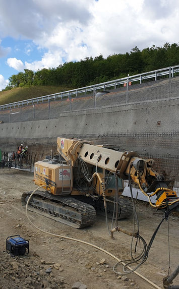 Eine Maschine der Jähnig GmbH bringt Spritzbeton auf.jpg