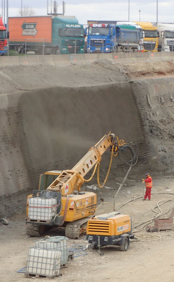 Eine Maschine der Jähnig GmbH bringt Spritzbeton auf.jpg