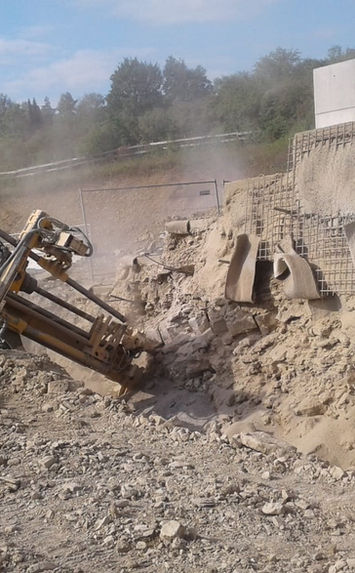 Ein Mitarbeiter der Jähnig GmbH führt Bohrarbeiten in Heidingsfeld aus.jpg