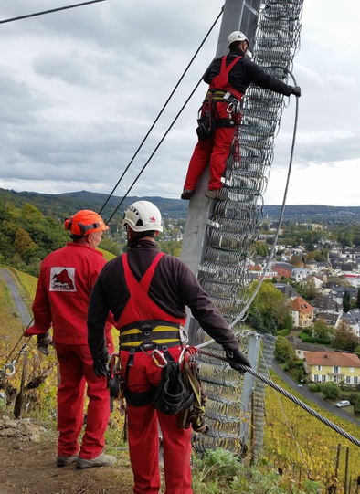 Mitarbeiter der Jähnig GmbH errichten einen 5m hohen Steinschlagschutzzaun.jpg