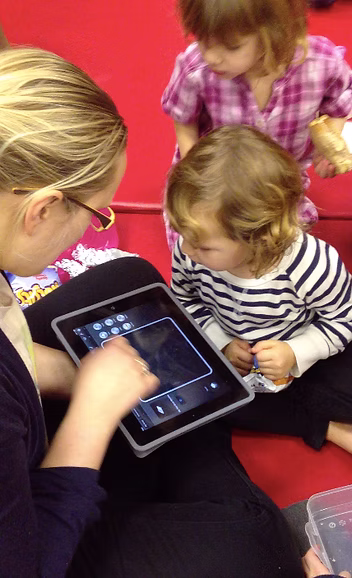 How do young deaf children respond.avif