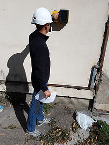 Expert Bomaco utilizând echipamentul georadar C-Thrue