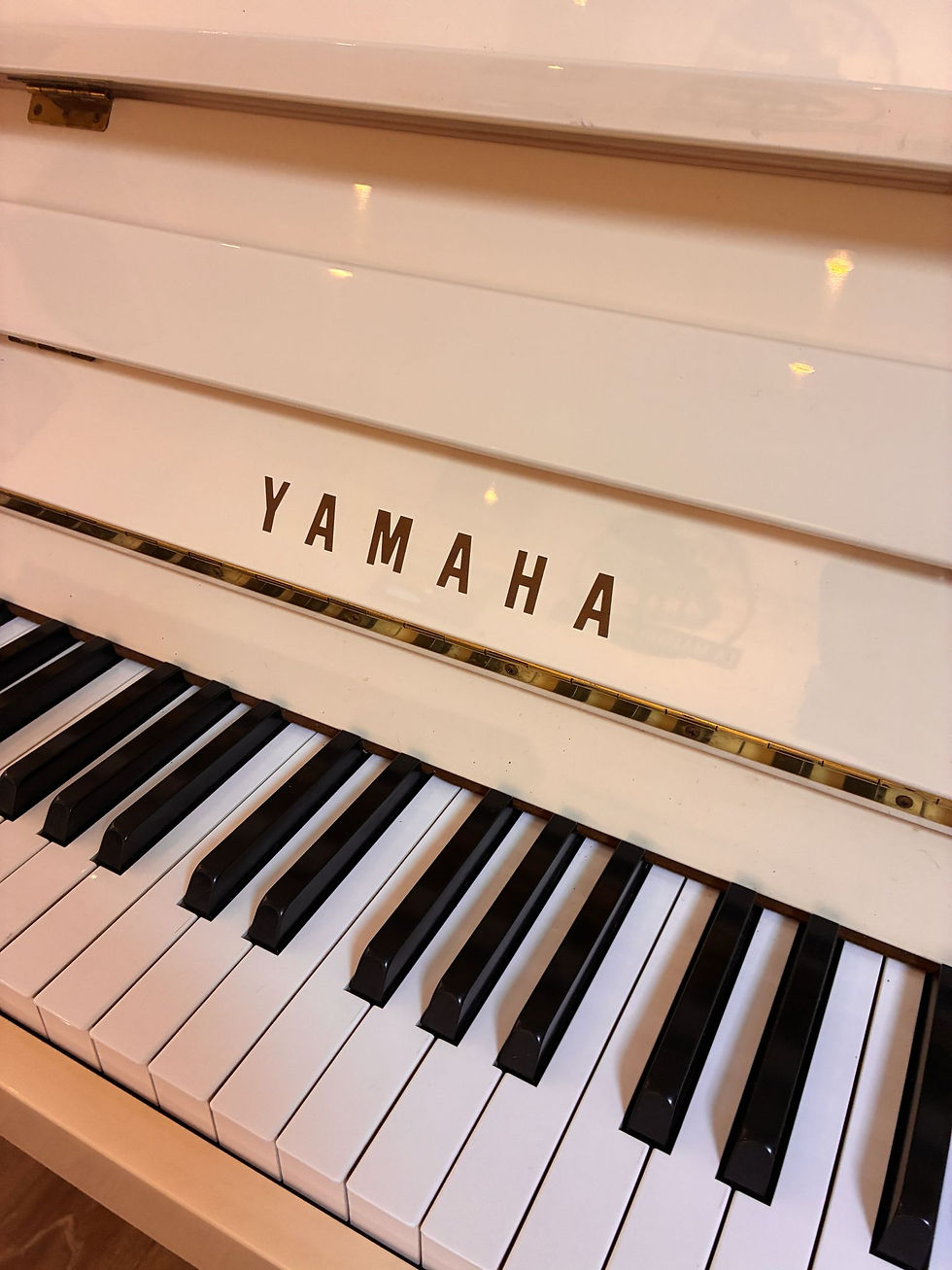 Miniature : Piano droit YAMAHA - laqué Ivoire
