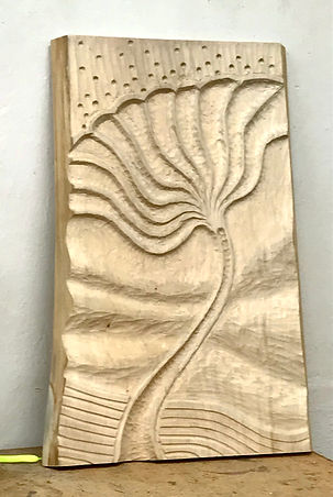 Holzrelief, Pflanzenform mit dynamische Linienführung 