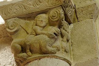 Sansón desquijarando al león. Iglesia de San Andrés de Rioseco. Santiurde de Reinosa. Cantabria.