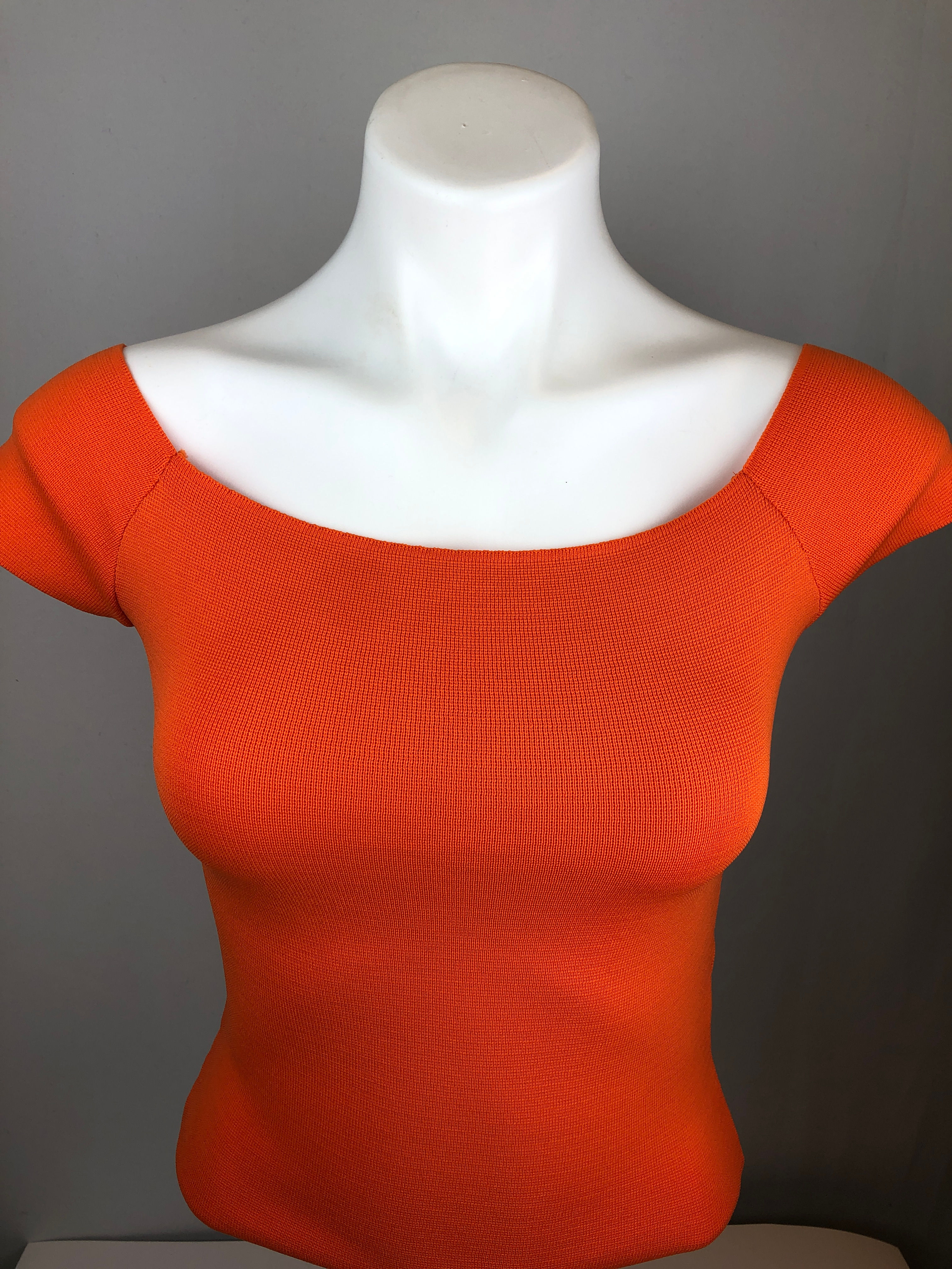 TOP WITH OPEN SHOULDERS