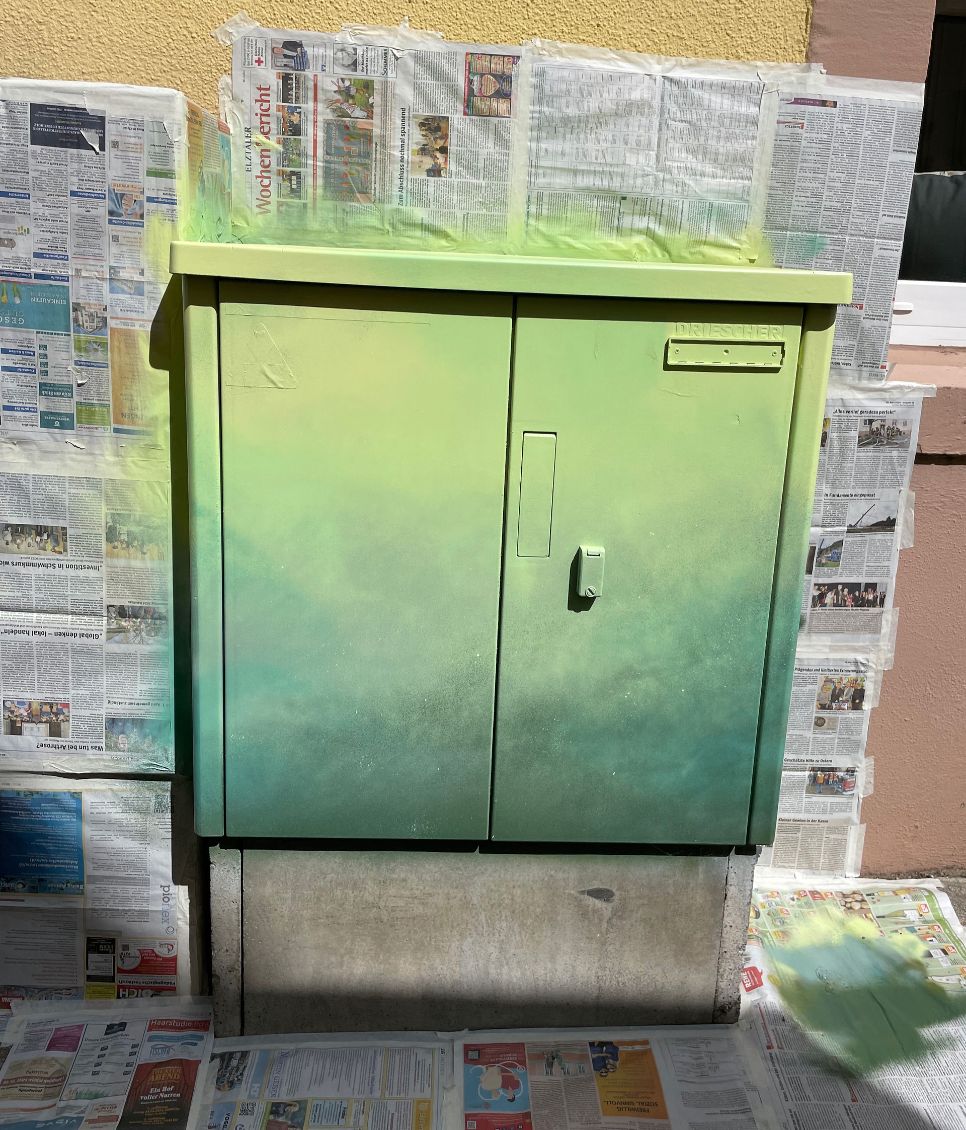 Stromkasten besprüht mit grünen Farben