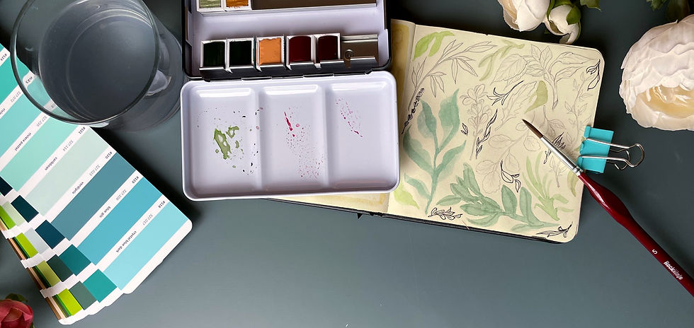 Aquarellkasten mit Skizzenbuch, Pinsel und Farbkarten