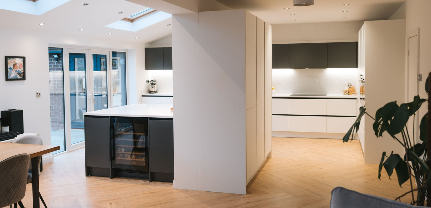Two tone kitchen in Wirral with matt white and anthracite cabinets and Florence quartz worktops