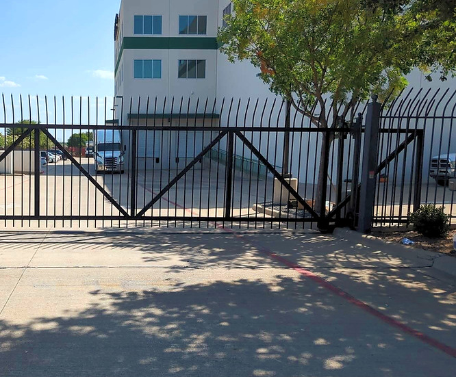dfw-commercialfence-texas-country-fence-and-gates.jpeg