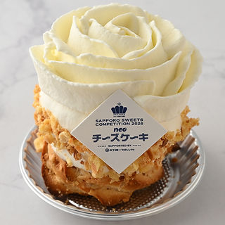 土台のシュー皮にもチーズを使用。中には、クリームチーズのムース。オレンジのジャムを詰め、マスカルポーネクリームを贅沢に手絞りしています。
税込691円
