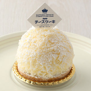 道産クリームチーズに白こし味噌のチーズタルトに、マスカルポーネと生クリームの層、クリームチーズとサワークリームのレアチーズの層を重ねました。中には小樽ナイヤガラワインのジュレと白こし味噌のスポンジを忍ばせ、仕上げにおこっぺ有機ハードチーズを削ってふりかけています。
税込650円