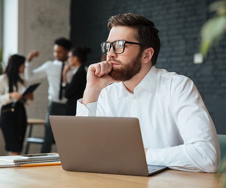 empresário tranquilo por descobrir o perfil comportamental dos colaboradores