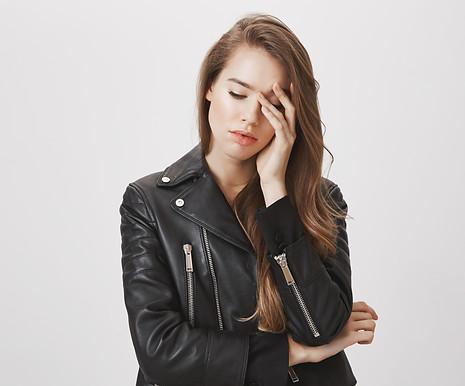 Mulher pensativa sobre seus sabotadores internos